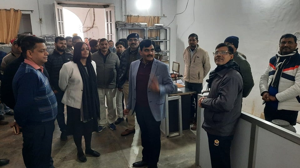 सहकर्मियों के साथ इंद्र  विक्रम सिंह