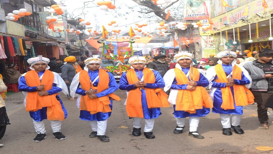 नगर कीर्तन के दौरान  पंच प्यारे बनी किशोरी
