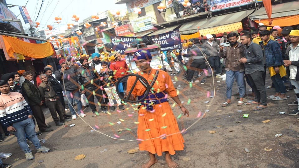 नगर कीर्तन के दौरान करतव दिखाते संगत के लोग