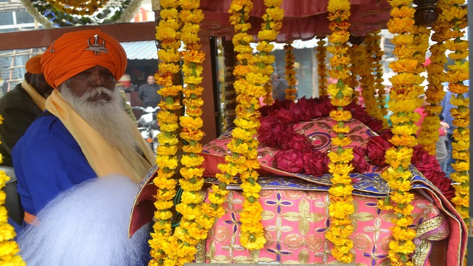 गरूगोविन्द सिंह प्राकाशोत्सव पर निकाते गए नगर कीर्तन के दौरान  रथ में सजाकर रखे गए ग्रन्थ साहेब