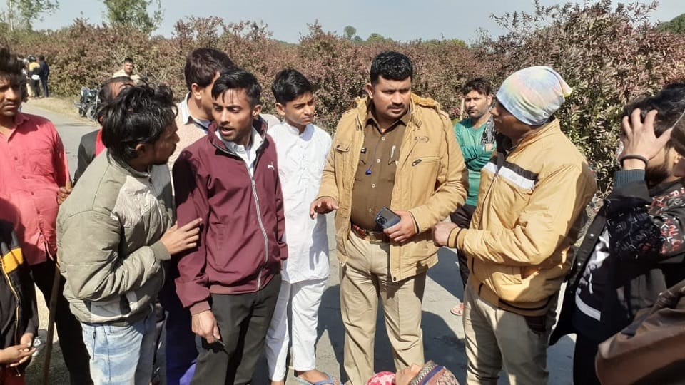 पुलिस जांच करते हुए