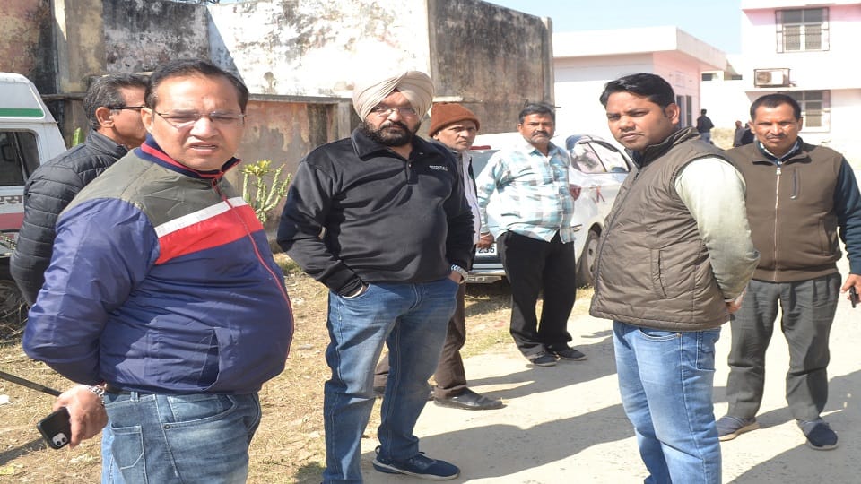 बाई पास पर डंपर द्वारा कार में टक्कर मार दिए जाने के बाद महिला की मौत होने पर पोस्टमार्टम हाउस पर लगी भीड़