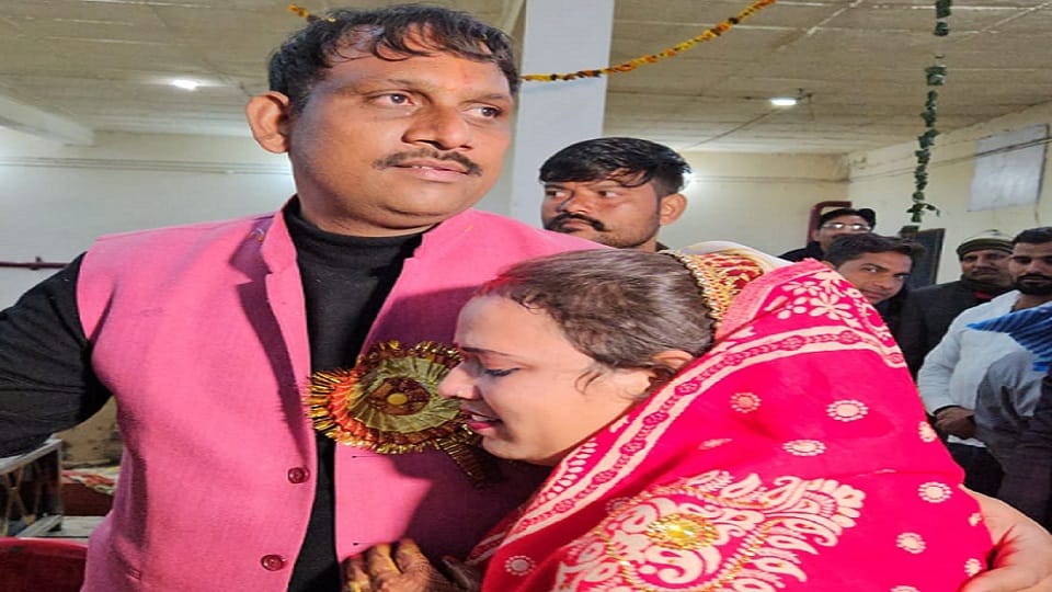 विदाई करते संजय शर्मा