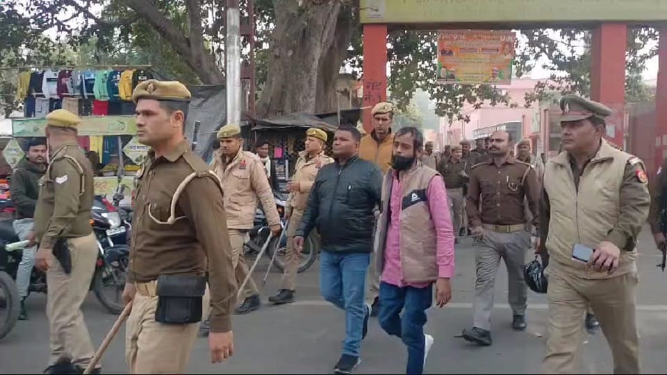 जिला अस्पताल मलखान सिंह में राकेश सहाय,नितिन काजल का मेडिकल प्रशिक्षण करने के बाद पैदल ले जाती पुलिस