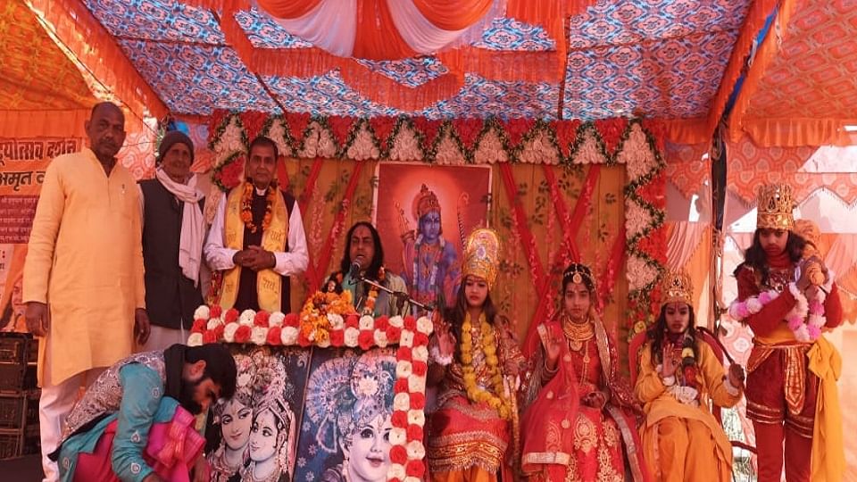 कलशयात्रा सम्पन्न होने पर भगवान श्रीराम व कलश आरती करते हुए आाचार्य