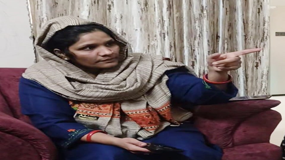 सर सैयद नगर में हुई लूट के बाद जानकारी देती नाजीन हिदायत