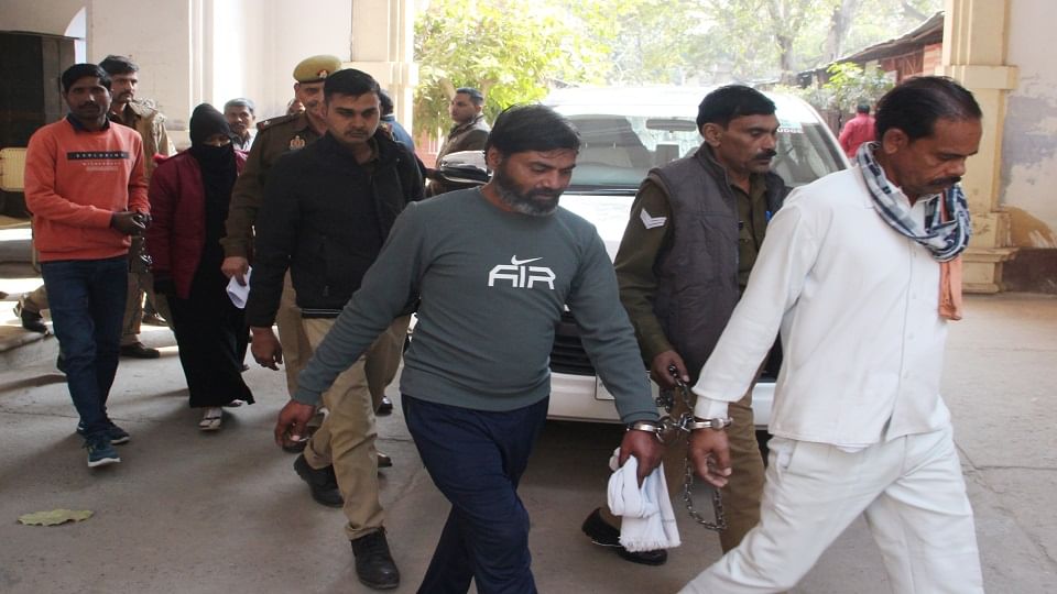 सजा होने के बाद दीवानी से दोषियों को जेल ले जाती पुलिस