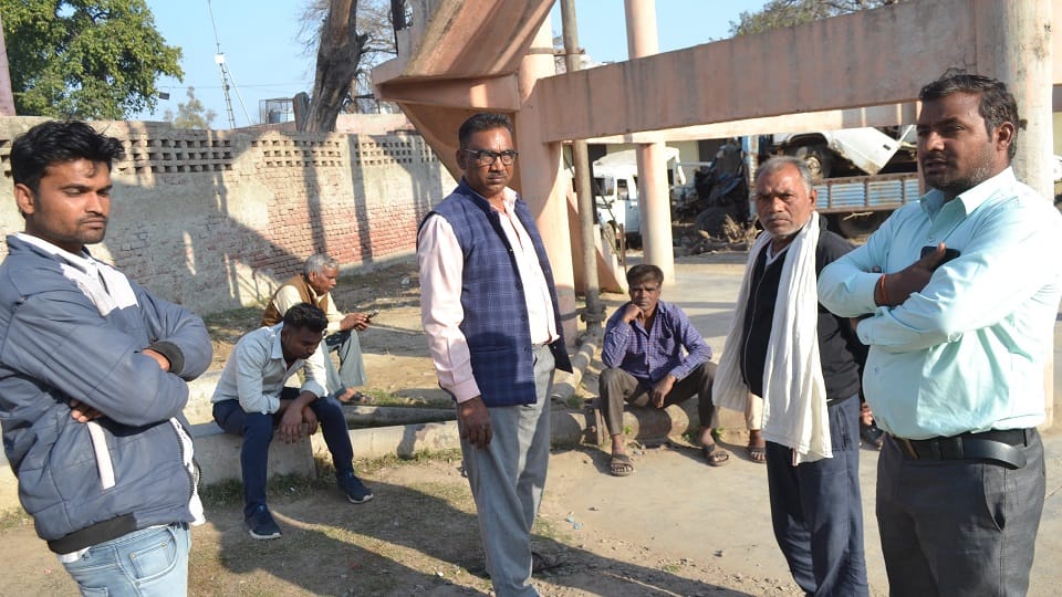 मुरसान के गांव खुटीपुरी जाटान में हाई टेशन लाइन की चपेट में आने से व्यक्ति की मौत के बाद पोस्ट मार्टम हाउस पर लगी परिजनों की भीड़