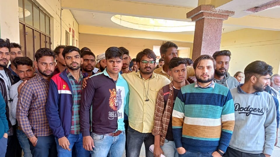 तहसील पर खड़े दर्जनों पुलिस परीक्षार्थी
