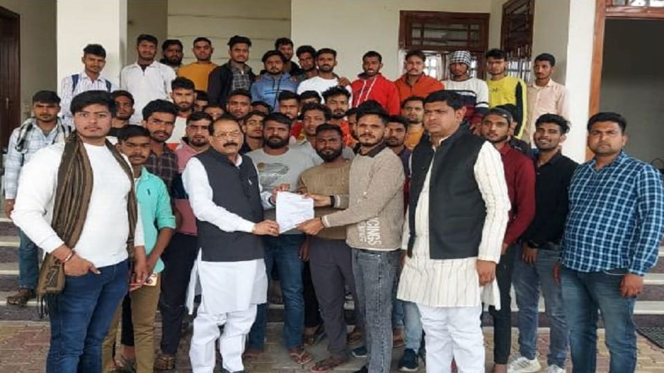 सिपाही परीक्षा में पेपर लीक के आरोप का विधायक वीरेन्द्र राना को ज्ञापन देते परीक्षाथी