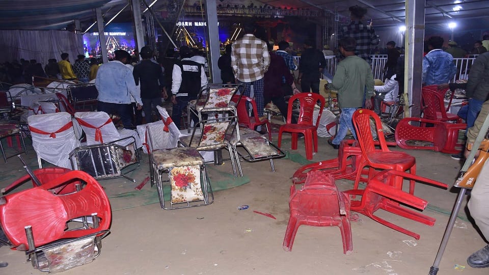 पंजाबी नाइट में टूटी कुर्सी