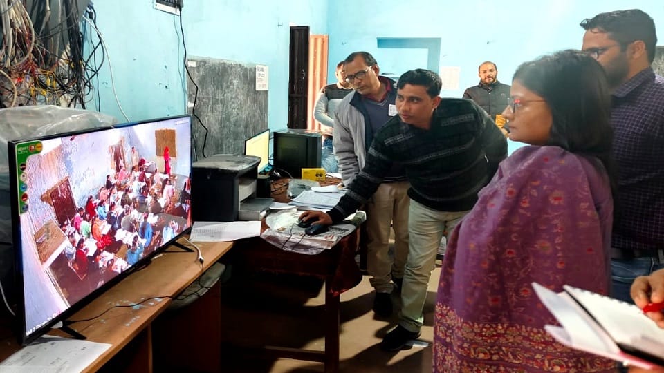 डीएम हाथरस सीसीटीवी कंट्रोल रूम का निरीक्षण करते हुए