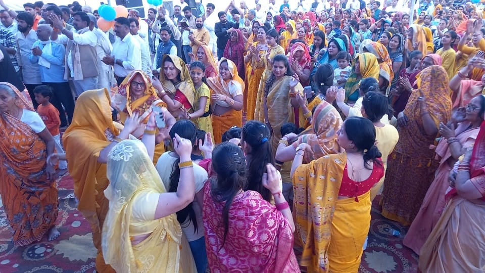 झूमते भक्त