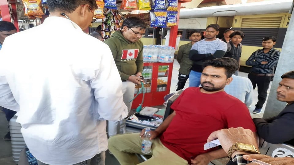  यात्री की तबियत खराब होने प्लेटफॉर्म पर यात्री को देखते डॉक्टर