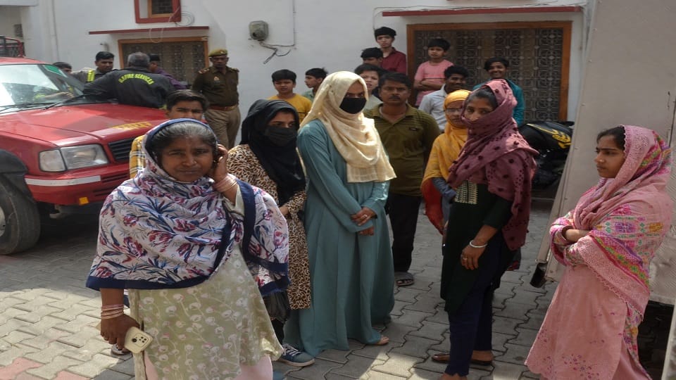 घटनास्थल पर एकत्र लोग