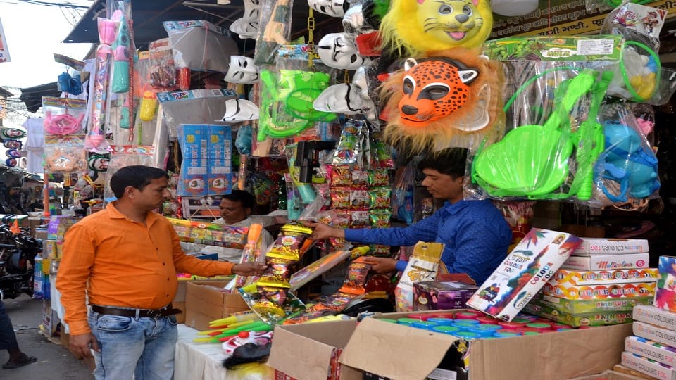होली में पिचकारी की दुकान