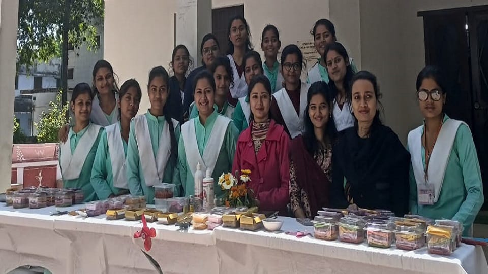 रंग गुलाल का स्टॉल लगाती छात्राएं