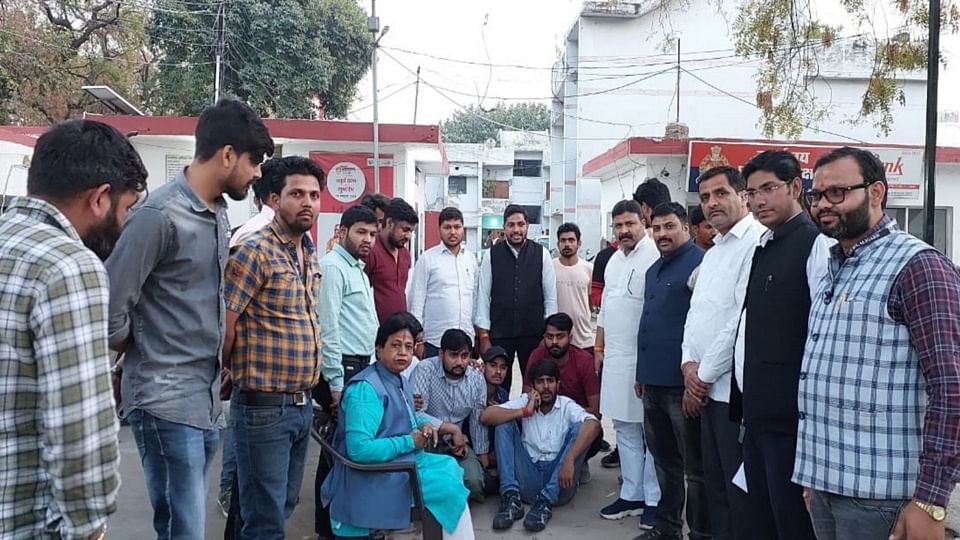 थाने में धरना