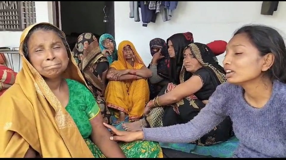 मां-बहन रोते हुए