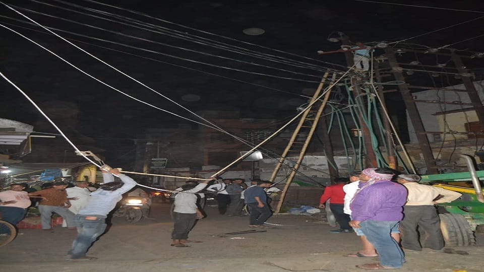लाइट सही करते कर्मचारी