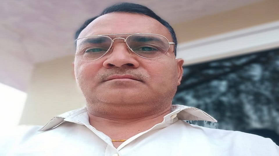 प्रधानाध्यापक देवदत्त शर्मा