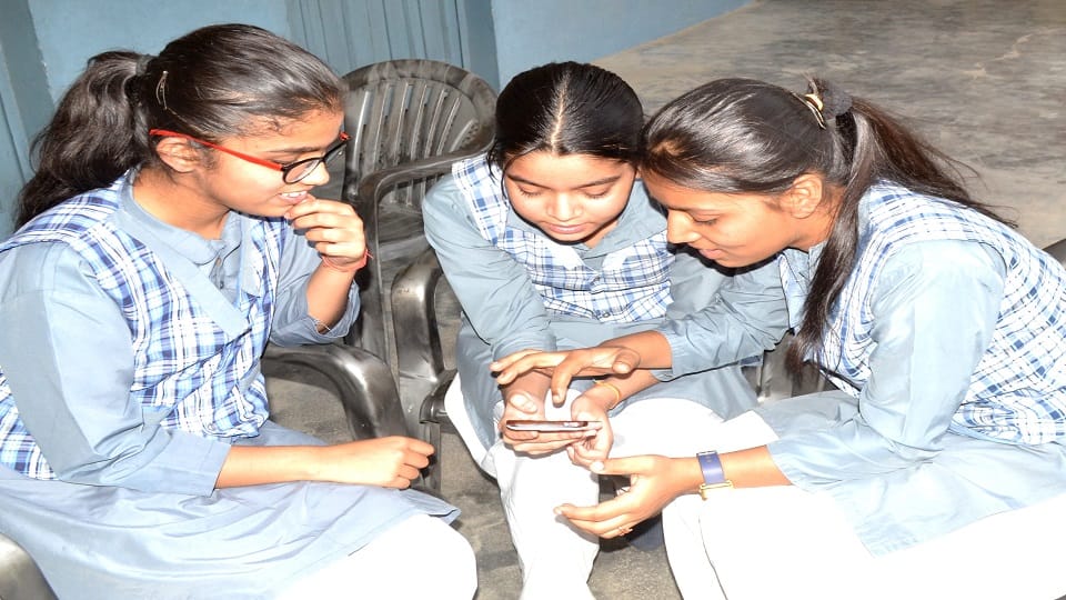 रिजल्ट देखतीं छात्राएं