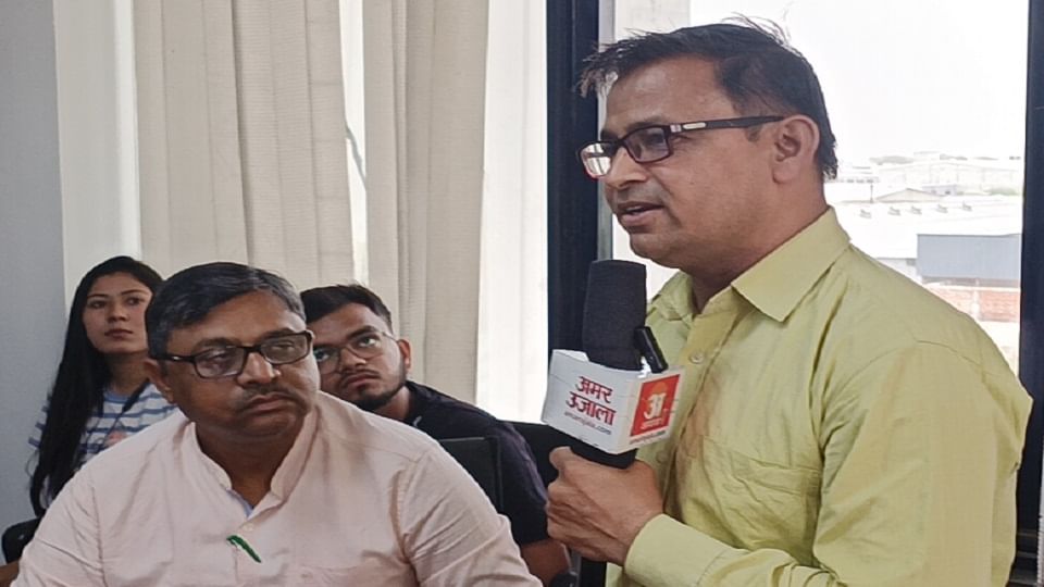 राज नारायण संबोधित करते हुए