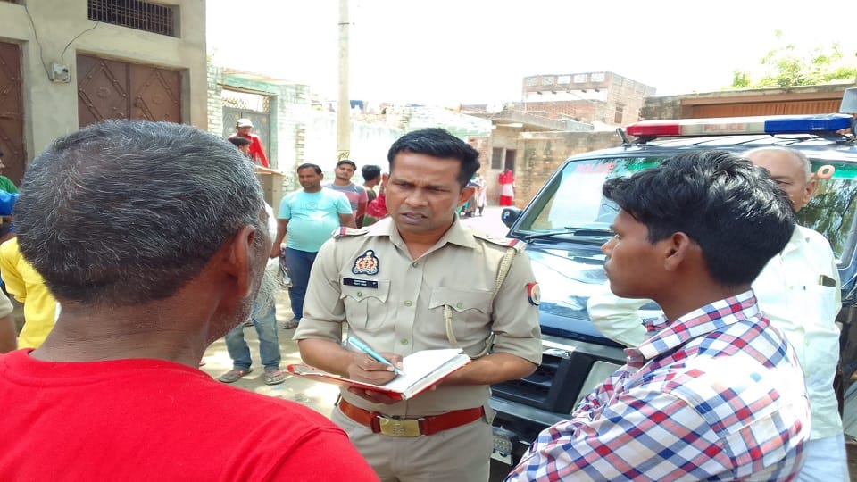 पुलिस जानकारी करते हुए