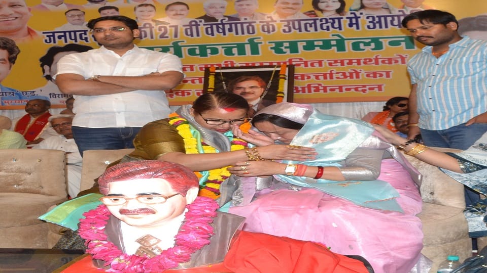 जिले की वर्षगांठ के मौके पर आयोजित कार्यक्रम में भावुक हुईं जिला पंचायत अध्यक्ष सीमा उपाध्याय को समझातीं सदर विधायक