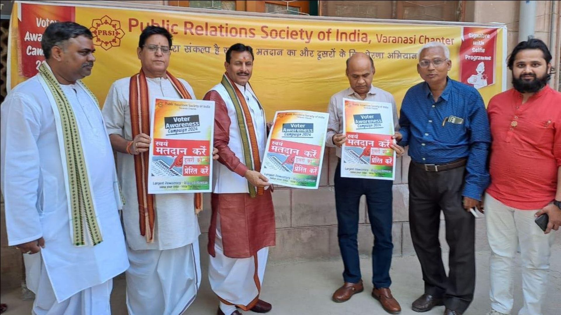 हस्ताक्षर एवं मतदान प्रेरणा का पोस्टर जारी करते हुए।