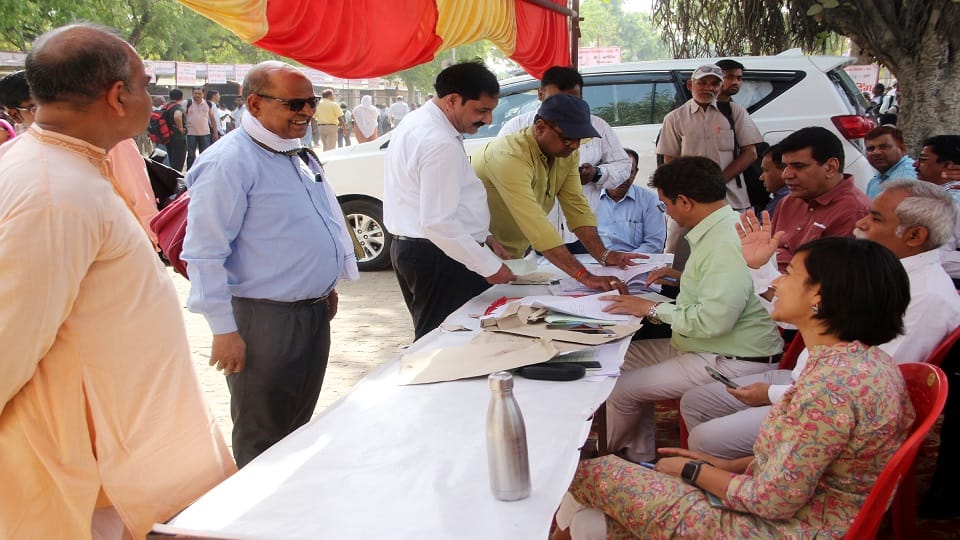 पोलिंग पार्टियां