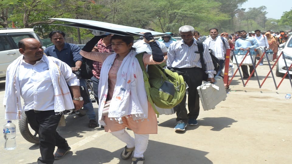 मतदान कर्मी