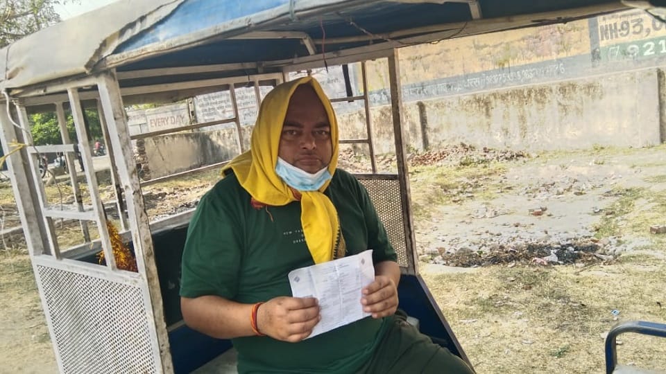 मरीज मतदान करने जाते हुए