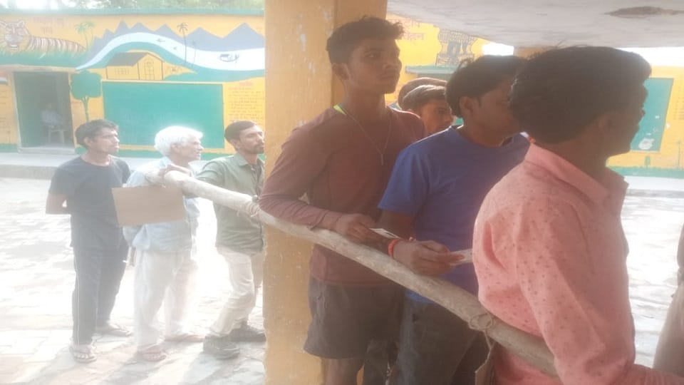 संविलयन विद्यालय अहवरनपुर मतदान केंद्र पर लगी लाइन