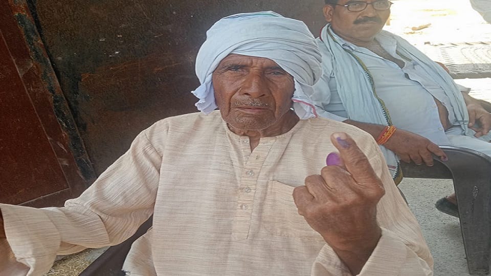 बुजुर्ग मतदान