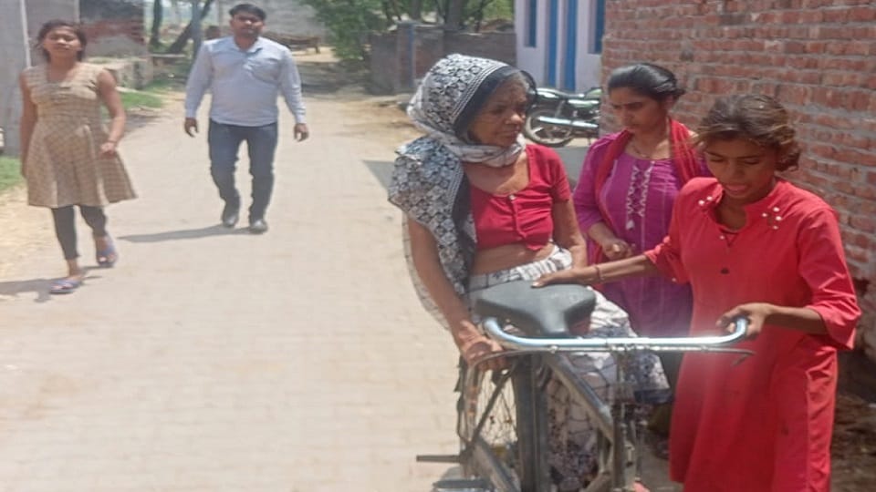साइकिल से मतदान