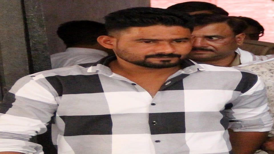 दीवानी कचहरी में सजा होने के आरोपी को जेल ले जाती पुलिस