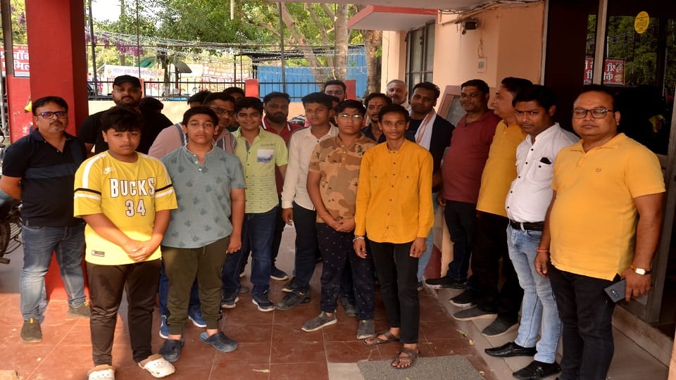 हीरालाल बारहसैनी इंटर कॉलेज में शिक्षकों के खिलाफ कार्यवाही की मांग को लेकर गांधी पार्क थाने पहुचें बच्चे व उनके परिजन