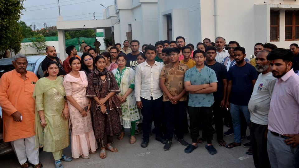 हीरालाल बारहसैनी इंटर कॉलेज में शिक्षकों के खिलाफ कार्यवाही की मांग को लेकर आईजी ऑफिस पहुचें बच्चे व उनके परिजन।