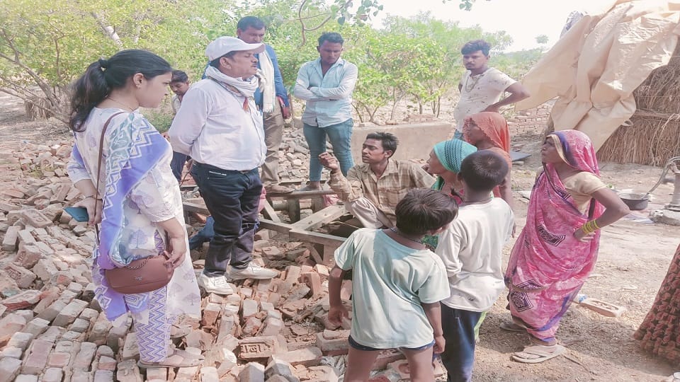 अधिकारीऔर ग्रामीण