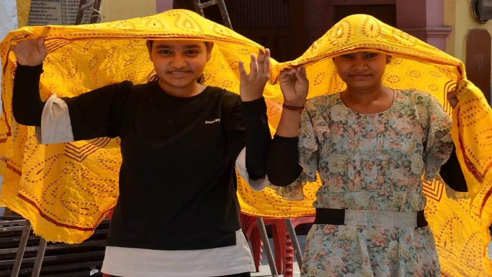 गर्मी में दुपट्टा ही सहारा