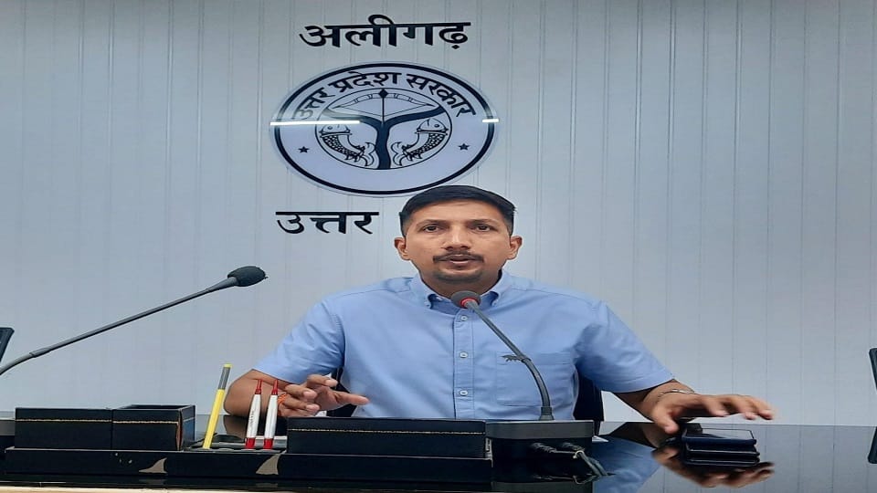 अलीगढ़ डीएम विशाख जी