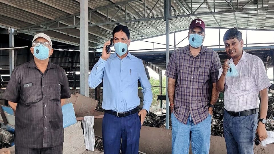 एटूजेड पर रात को कूढे में लगी आग के मौके पर पहुॅचे नगर आयुक्त अमित आसेरी,उपनगर आयुक्त राकेश यादव व अन्य अधिकारी
