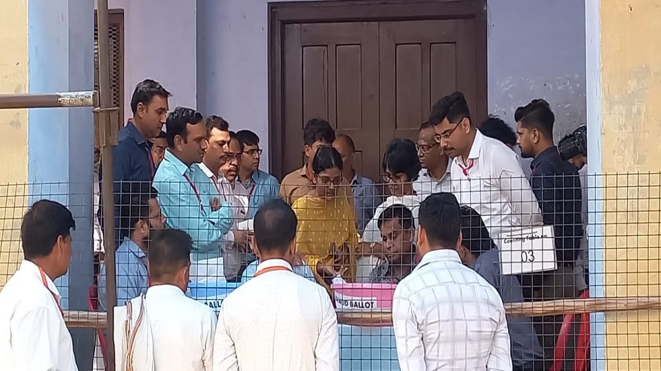 मतगणना के दौरान डाक मत पत्रों की गिनती को देखती प्रेक्षक व डीएम
