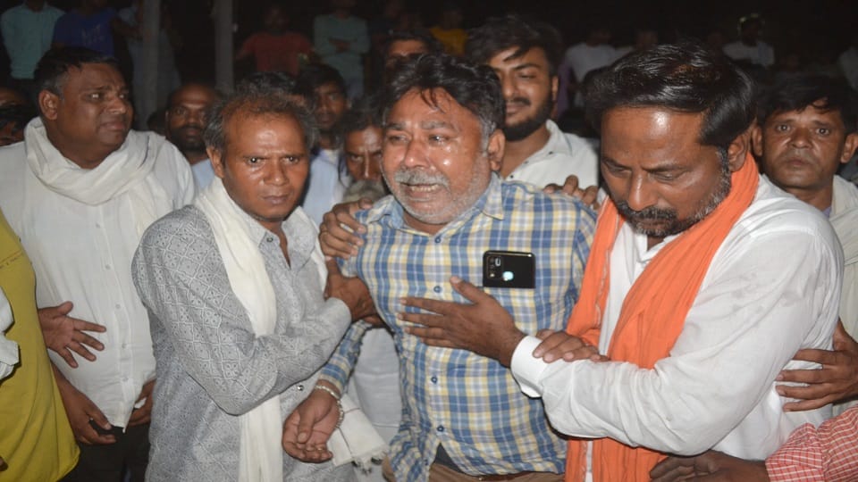 पिता राेते हुए