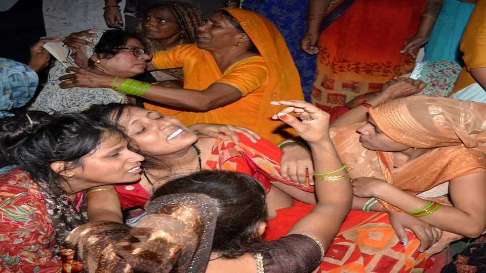 बिलखती पत्नी