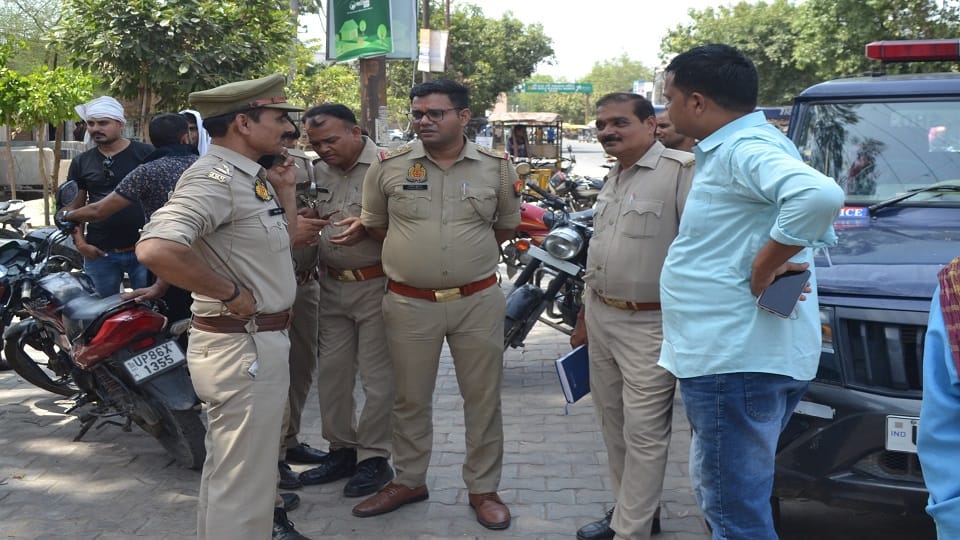 जानकारी करती पुलिस