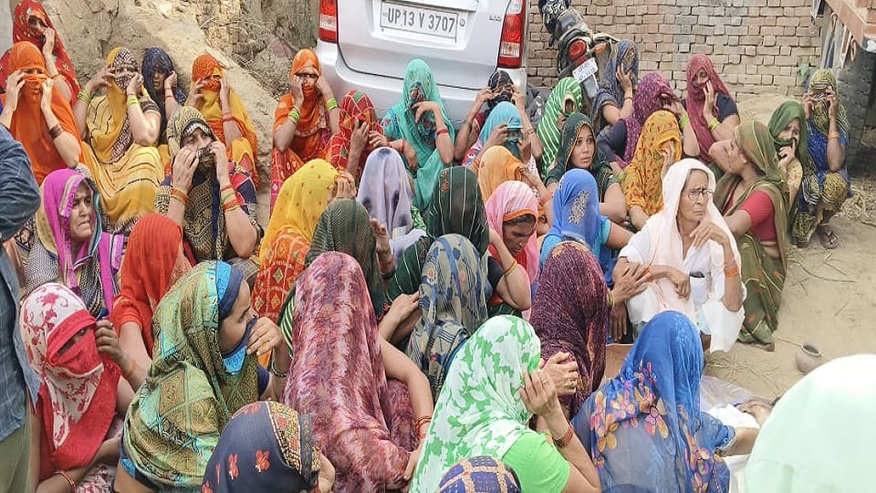 शोक जताते ग्रामीण और परिजन
