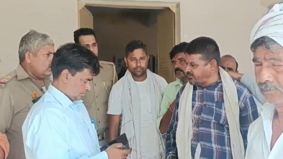 किसान और बिजली विभाग अधिकारी