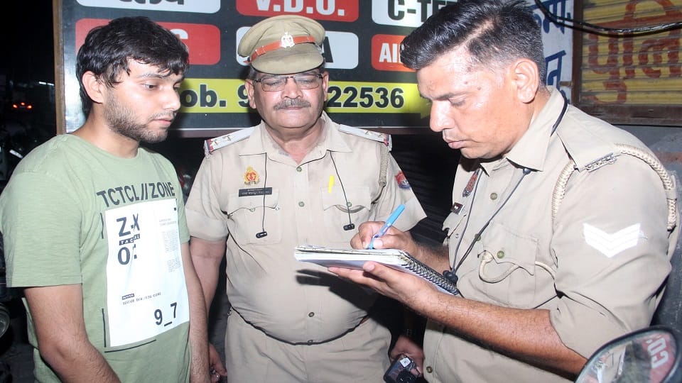 पुलिस जांच करती हुई